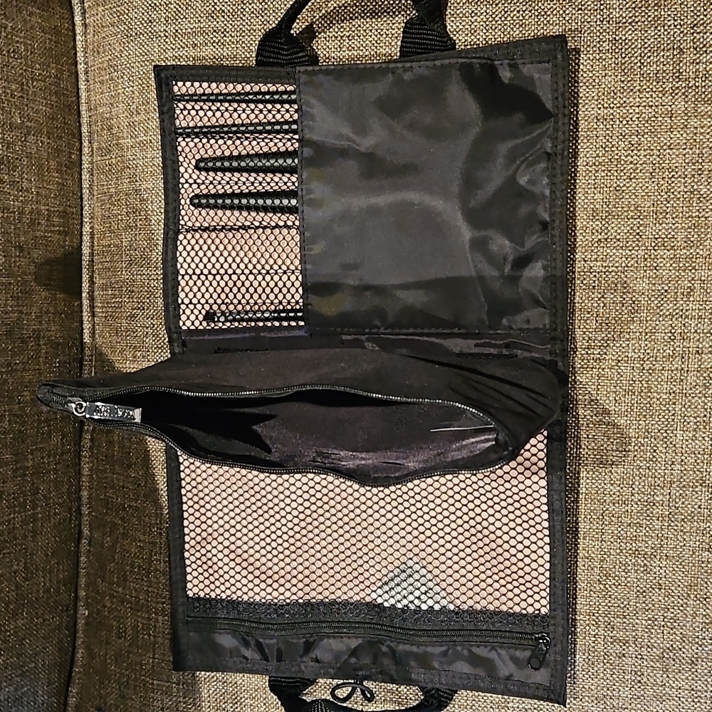 Mary Kay makeup brushes and makeup bag - Picture 4 of 6